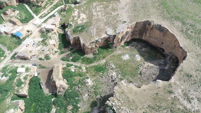 evredeki Harran Surlar, uayip Antik Kenti ve Han el-Barur Kervansaray gibi tarihi yerlerin de maaradan alnan talarla ina edildii belirtiliyor.  Sz konusu yaplar iin yzlerce yl ta karlmas sonucu maaralarda ok sayda meydan, tnel ve galeriler oluurken, kimi maaralarn ise 3 katl olduu grlyor.