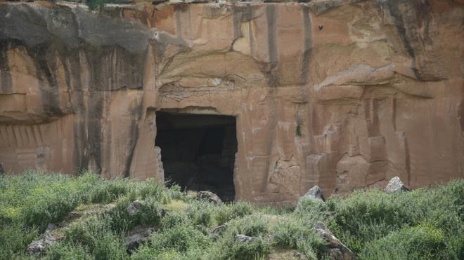 UNESCO Dnya Miras Geici Listesi'nde bulunan anlurfa'nn tarihi Harran ilesi snrlarndaki yaklak 2 bin yllk Bazda Maaralar, grnts ve gizemli tarihiyle turizme kazandrlmay bekliyor.