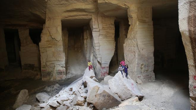 "Turizme kazandrlmasn istiyoruz"  Harran`a gelen yerli ve yabanc turistlerin buralar ziyaret ettiini anlatan Kudak, "Turistler geliyor, geziyor, fotoraf ekiyor, piknik yapyorlar. zellikle hafta sonlar youn oluyor ama biz buralarn en gzel ekilde deerlendirilip turizme kazandrlmasn istiyoruz. Yetkililerin ilgilenmesini istiyoruz. Bylelikle bizim de yaantmz deiir, ekmeimiz kar nk iimiz yok, buradaki insanlar mevsimlik ii olarak farkl illere almaya gidiyor ama buras turizme kazandrlrsa insanlara i kaps alr." eklinde konutu.