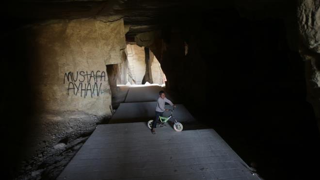 "Birok tarihi yap buradan alnan talarla yaplm"  Prof. Dr. Mehmet nal, buradan kesilen talarn gemiteki birok tarihi yapy oluturduunu vurgulayarak, yle devam etti: "Harran ve Mardin arasndaki eski Badat Yolu zerinde Bazda Maaralar, Han el-Barur Kervansaray, uayip Antik Kenti, Somatar gibi yerler bulunuyor. Dolaysyla bu yol u anda turizm yolu olarak ok gzel hale dntrld. Bu gzergahtaki Bazda Ta Ocaklar da olduka nemli yere sahip, sert kayalar oyulmak suretiyle yaklak 10-15 metre yksekliinde yzlerce metre uzunluunda galeriler, salonlar alm nk oradan Orta a`da ta bloklar kesilmi ve birok tarihi yap buradan alnan talarla yaplmtr.