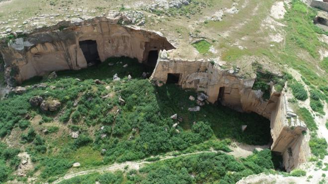 lk slam niversitesinin kalntlar, Emeviler dneminden kalma Ulu Camisi ve konik kubbeli evleriyle ok sayda yerli ve yabanc turisti arlayan Harran ilesi snrlarndaki Bazda Maaralar`nn, Roma dneminde ina edildii tahmin ediliyor.