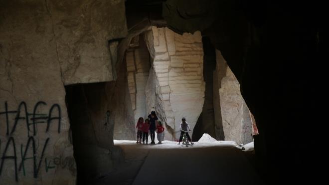 "Bu corafyadaki en byk ta oca."  Bazda Maaralar olduka antsal bir yapda ve dolaysyla bu corafyadaki en byk ta oca. Onun iin turistlerin de youn ilgisini ekiyor. Bu tarihi yapnn turizm yolunun zerinde olmasndan dolay da gelecekte turizm anlamnda daha da iyi yerlere geleceine inanyorum. Kitabelerde Eyyubiler dnemi yazyor ancak o ta ocaklarnn bykln gz nne aldmzda Roma dneminde de bunlarn kullanldn anlyoruz. Burada kullanlan malzemelerden sz konusu yerin 2 bin yl nce de ta kesildiini bize gsteriyor."
