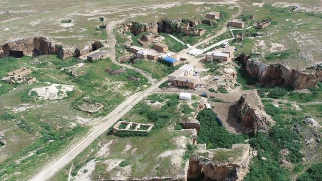 Harran`n kuzeyinde yer alan ileye 19 kilometre mesafede bulunan maaralar, "Albazdu", "Elbazde" ve "Bozda" maaralar adyla da biliniyor.  Kayalara yazlm Arapa kitabelerden, buradaki ta ocann 13`nc yzylda Abdurrahman el-Hakkari, Muhammet bn-i Bakr ve Muhammed el-Uzzar gibi kiiler tarafndan iletildii anlalyor.