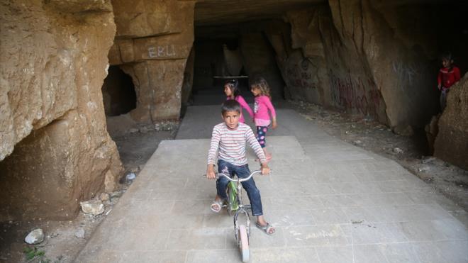 Kylerde yaayan ocuklar ise karladklar turistlere kendilerine zg sluplaryla blgenin tarihini anlatp rehberlik ediyor.  Tarihi maaralar, sahip olduu kalntlar sayesinde fotoraf tutkunlarnn da ilgisini ekiyor. Mahalledeki kk rehberler de fotoraf tutkunlarna cretsiz konu mankenlii yapyor.