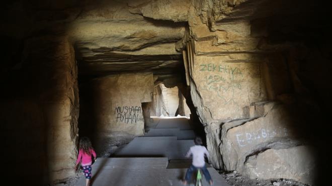 "Bazda Maaralar" olarak bilinen antik ta ocann yaklak 2 bin yl nce de kullanldn anlatan nal, "Bu maaralarn ta oca olarak kullanlmasnn yannda Harran evresinin yazn 45 dereceyi aan scandan korunmak iin de ald ve kullanld maara duvarndaki bir yazttan anlalmaktadr." dedi.