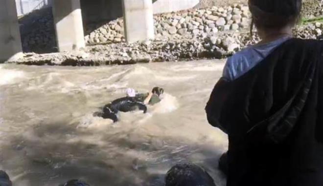 Bunun �zerine olay yerine polis, sa�l�k, itfaiye, UMKE, AFAD ve itfaiye ekibi sevk edildi. Dereye giren itfaiye ekipleri halatlar yard�m� ile 2 k�z�n cans�z bedenini ��kard�. Ard�ndan ambulansa al�nan Y�lmaz ve Barca'n�n cans�z bedeni Bing�l Devlet Hastanesi morguna kald�r�ld�.