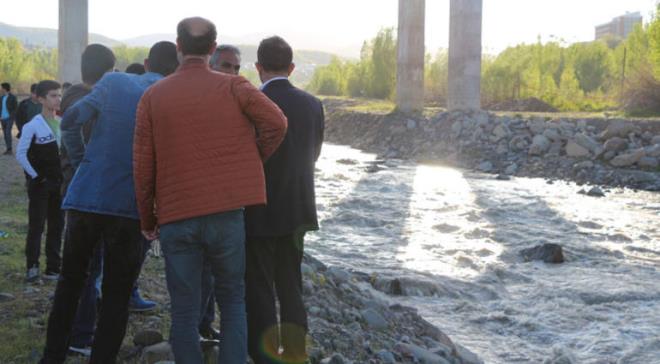 �te yandan k�zlar�n dere kenar�nda oynarken son anlar�na ait g�r�nt�s� ortaya ��kt�. G�r�nt�lerde k�zlar �akala��rken bir birini suya yat�r�yor, bu s�rada ikisi de sudan ��kam�yor. Di�er arkada�lar� ise ���l�k atarak yard�m istiyor.