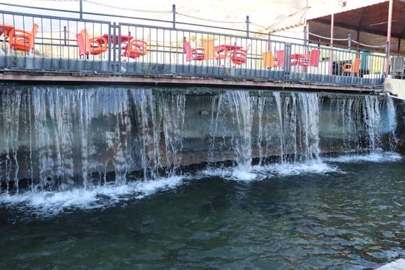 Y�re sakinlerinden Mert Kerim Ayd�n, AA muhabirine yapt��� a��klamada,  orucunu ek�i suyla a�man�n, ba�ta haz�m olmak �zere bir�ok �eye faydas�  bulundu�unu s�yledi.    Maden suyunun sa�l�kl� oldu�unu savunan Ayd�n, "Bu suyun kendine ait  bir so�uklu�u var. Herkesi bu maden suyundan i�melerini tavsiye ederim. �ftar  sofras�nda i�ilen bu su, bizleri rahatlat�yor." dedi.