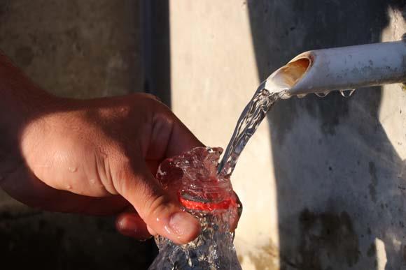 Erzincanl� vatanda�lar, ramazanda Ek�isu Mesire Alan�'ndaki �e�melerden akan do�al maden suyuna ilgi g�steriyor.     Kent merkezine 14 kilometre mesafede bulunan Erzincan Belediyesine ait  Ek�isu Mesire Alan�'ndaki maden suyu �e�melerinde vatanda�lar, ramazan  dolay�s�yla yo�unluk olu�turuyor.