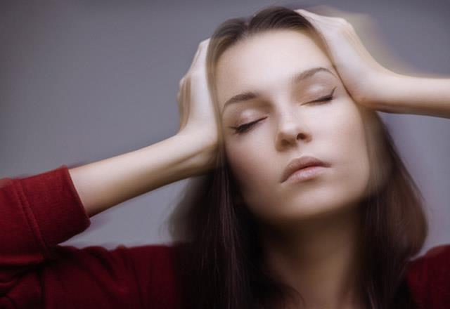 Bas�n� noktas�n� bildi�iniz s�rece bu i�lemi yapmak �ok kolayd�r. Ellerde, orta parma��n ucunda bulunur. Kan bas�nc�n�z� d���rmek i�in ise bir kalem yard�m�yla orta parma��n�z�n ucuna bast�rabilirsiniz. B�ylece tansiyonunuzu k�sa bir s�reli�ine d���rebilirsiniz. Tabii ki bu bir tedavi y�ntemi de�ildir. Doktora dan���p gerekli ila�lar� kullanman�z gerekir.