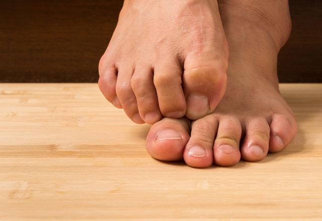 Bir ba�ka bask� noktas� ise ayaklar�n�zd�r. Her iki aya��n�z�n �zerinde bulunur. Ayak ba�parma�� ve ikinci ayak parma�� aras�nda kalemle d�z bir �izgi olu�turun. Aya��n�z�n �st�nde, yani geride kalan k�s�m bast�rman�z gereken k�s�m demektir. 3 saniye derin bask� uygulay�n, ard�ndan 5 saniye dinlenin. Masaj� 2 dakika boyunca tekrarlay�n, sonra di�er aya�a da ayn� �eyi yapabilirsiniz.