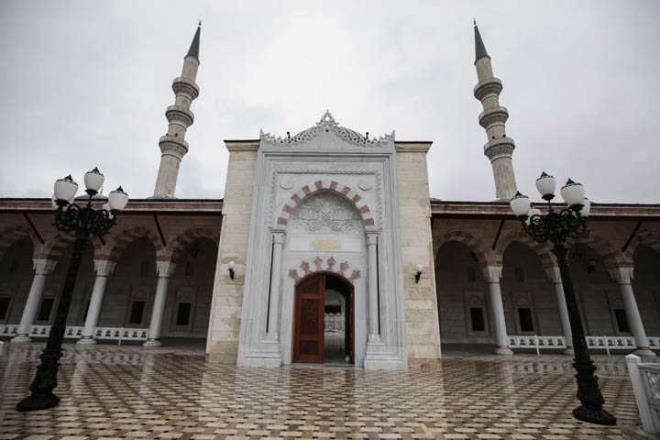 Kubbesinin y�ksekli�i 35 metre, �ap� 16 metre olan caminin, ikisi 46 metrelik iki �erefeli, ikisi 64 metrelik �� �erefeli olmak �zere 4 minaresi bulunuyor.