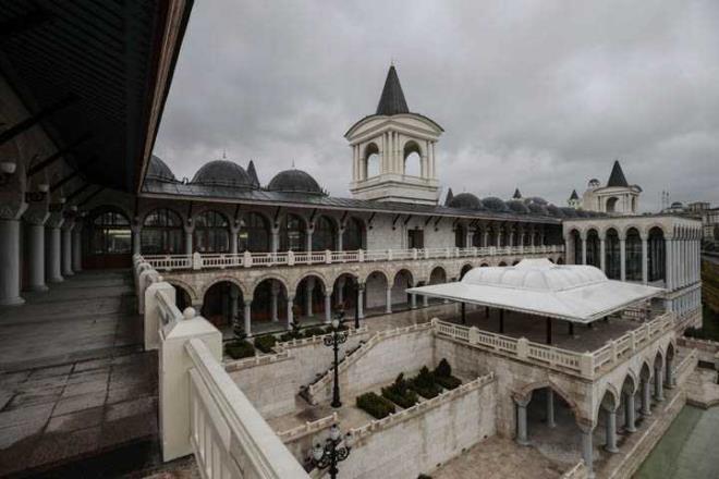 K�t�phanede 7 bin dini eser yer alacak Cami ve k�lliyenin a��lmas�n�n ard�ndan yakla��k 7 bin dini eserin bulundu�u k�t�phane de vatanda�lar�n kullan�m�na sunuldu.