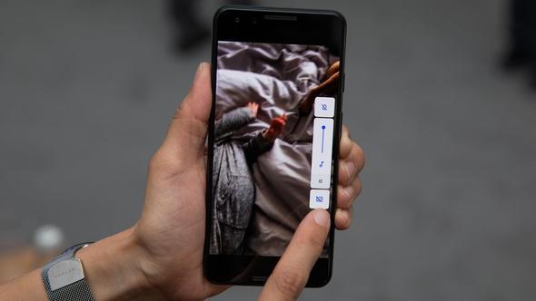 Android Q'da oynayan canl� g�r�nt�lerin alt yaz�lar� otomatik olarak g�r�nt�lenecek; bunun i�in ayr�ca bir uygulama indirmenize gerek kalmayacak. Canl� Altyaz�lar� a��p kapatmak i�in yapman�z gereken de olduk�a basit: Ses a��p kapama tu�unun hemen alt�ndaki ilgili simgeye dokunun!