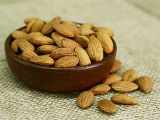 KAYISI �EK�RDE��N�N B�L�MSEL FAYDASI  <br>  Kay�s�n�n posas� kadar �ekirde�inin de insan sa�l���na faydalar�n�n olup olmad��� konusunda uzmanlar ara�t�rma yapm��t�r. Nadiren bulunan B17 vitamini yani amigdalin gibi maddeler i�eren kay�s� �ekirde�inin v�cutta �e�itli nedenlerden �t�r� mutasyona u�rayarak kansere zemin haz�rlayan h�crelerin sa�l���n� korudu�u ortaya ��kar�lm��t�r.