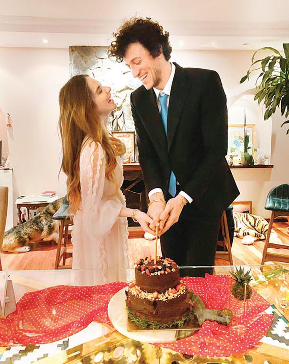 M�ge Boz ile Caner Erdeniz �nceki ak�am aile aras�nda yap�lan ni�an t�reniyle y�z�k takt�.