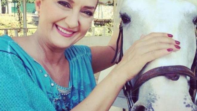 SORU�TURMA BA�LATILDI    Sabah'tan Dilek Yaman'�n haberine g�re, sevgilisinin kendisinden ayr�lmas�n� hazmedemeyen Serdar Pe�en, ge�ti�imiz cuma g�n� konu�mak i�in �nl� oyuncunun Be�ikta�'taki evine gitti.    Sevgilisini bar��maya ikna edemeyen gen� adam, pencereden atlayarak intihar etti. G�l, polis ekiplerini �a��rarak durumu bildirdi. Gencin �l�m�yle ilgili �stanbul Cumhuriyet Ba�savc�l���'nca soru�turma ba�lat�ld�.