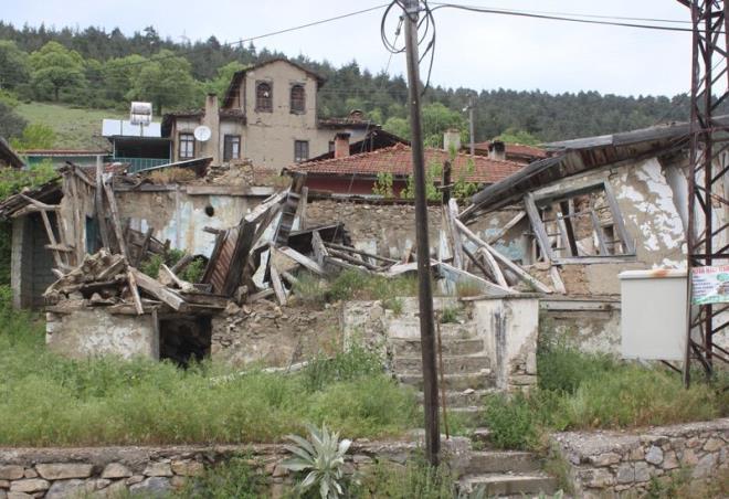 KYDE NSAN KALMADI  -Aslnda evleri deil bizim kyn insanlarn koruma altna alsnlar. Kyde insan kalmad, her kes ky terk ediyor. Kyde yaayanlarn en genci 80 yanda. Kymz nfusu u an 70 kii. G olmadan nce 180 kii yayordu.