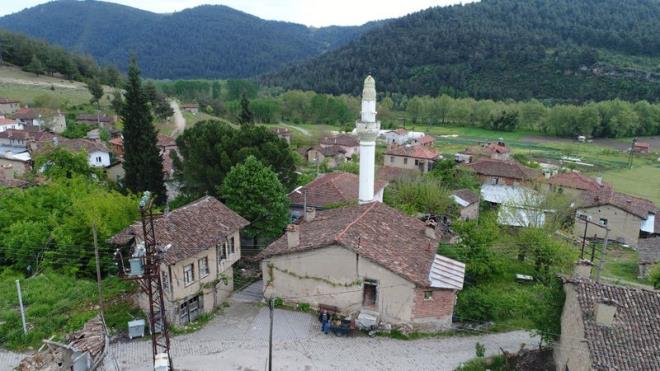 EVLER TARH FLAN DEL...  -Kymzn evleri tarihi falan deil. Evler yeni yaplm evler. Evlerimiz tarihi ST alannda olmasn gerektirecek ekilde deil. Kymze 10 yl nce niversite rencileri gelip eski evlerin fotoraflarn ekmiler. Onun ardndan Kltr ve Tabiat Varlklarn Koruma Kurulu buray koruma altna alm.