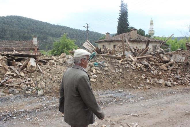 Evlerine ivi bile akamayan kyller ise "Kymzn evleri tarihi deil, evleri bizim babalarmz yapt. Biz hatrlyoruz. Bu yanltan bir an nce dnlsn. Yoksa kyde yaayan insan kalmayacak" eklinde konutu.