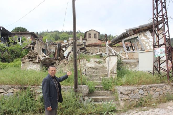 Kltr ve Tabiat Varlklar Koruma Kurulu Orhaneli ilesi Deliballlar kyn ST alan ilan etmi. Evleri tarihi eser statsne alan kurul, orjinali dndaki restorasyonu yasaklam. Kyller ise evlerin tarihi olmadnda srarl.