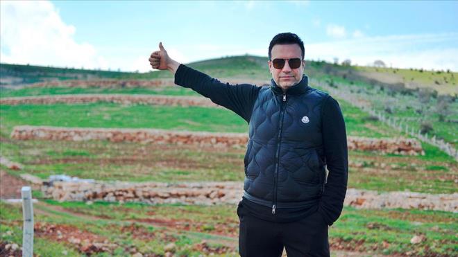 Yatrm tutar 12 milyon lira       <br>  Fabrika hakknda bilgi veren Mardini, memleketini de iinde barndran Mezopotamya topraklarnn ok verimli olduunu syledi.         Gln 5 bin yl nce bu blgede yetitirildiini, ardndan Avrupa'ya gtrldn dile getiren Mardini, gl yetitiriciliini ehirde yeniden canlandrmak amacyla proje gelitirdiini kaydetti.         Mahallede, 12 milyon lira maliyetli fabrikay kurmann yan sra gl ve lavanta yetitirmek iin alma yrttklerini belirten Mardini, "Gl ana vatanna dnyor. Bin 500 dnm gl ve lavanta ekimiyle sezonluk binlerce iiye istihdam salayacak yatrm yapyoruz." dedi.