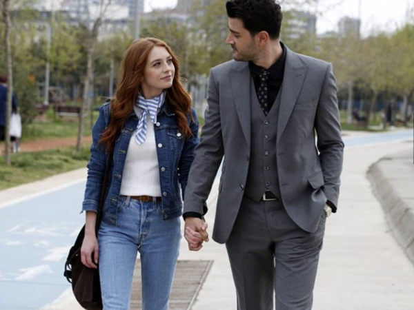 Yasemin, kardei iin bile Cem'den para isteyemeyecek kadar aktr. Murat, yetimhaneden kaarak Ekber'in yanna gider. Murat'n Ekber'in yannda olduunu renen Yasemin ve Cem, soluu Ekber'in kahvesinde alrlar.