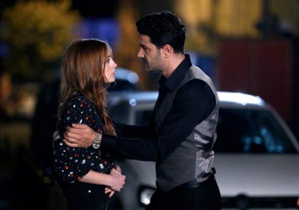 Kanal D'nin bu sonularla ban artan dizide grlmemi bir deiiklik yaand. Dizinin ynetmeni Metin Balekolu, koltuunu enol Snmez'e devretti. Apar topar yaanan bu deiikliin, kt reyting sonularn dzeltmek iin yaplan bir hamle olduu syleniyor.