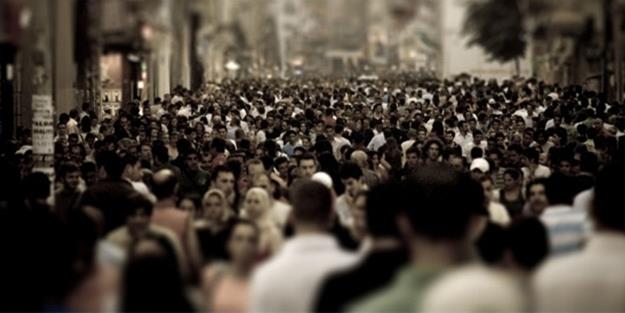 L OLMAYA YAKIN 25 LE BELL OLDU  <br>  Trkiye'de nfusuyla il olmaya en yakn 25 ile;    - Yksekova, Hakkari, Nfus: 112.826    - Kahta, Adyaman, nfus: 120.378    - Edremit, Balkesir, nfus: 121.437    - Polatl, Ankara, nfus: 122.424    - nye, Ordu, nfus: 122,597