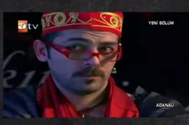 Sinan Tuzcu, &#8220;6-7 blm oynadm galiba. Eer oradan sahne gsterirsen u an koparz. Standart bir hrsz iken. bukalemun oldum. Bir anda byk bir defile var, Cemil peki gibi oturuyorum. Baya full Cemil peki, bymda var atk byle&#8230; O sahneyi gstereceksin sandm. Onu montajda koy, samimi sylyorum byle bir ey yok&#8221; diye konutu.