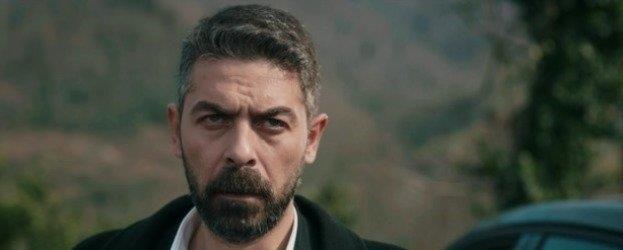 Sinan Tuzcu, 3 ayr projede de karakterinin isminin Mustafa olduunu belirtti.    Tuzcu, &#8220;Sevdiim, para kazandm, dnyada bir ey yapmak istiyorken yaptm her iin ad Mustafa. Benim adm Mustafa koyacaklarm da yanllkla Sinan olmu gibi bir durum var. Gol olanlarn hepsi Mustafa ve ben semiyorum&#8221; ifadesini kulland