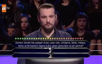 ATV ekranlarnda yaynlanan ve sevilen yarmas Kim Milyoner Olmak ster'e katlan ynetmen Murat Ayarslan, telefon jokerleri arasnda bulunan nl YouTuber Ruhi enet'e sorduu tarih sorusu sonras 7 bin 500 TL'lik soruda elendi.