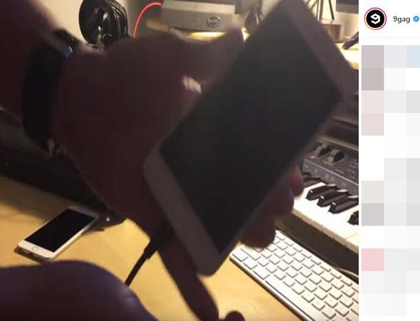 imdi de iPhone'u hemen bilgisayara balayp alp almadn kontrol ediyor.