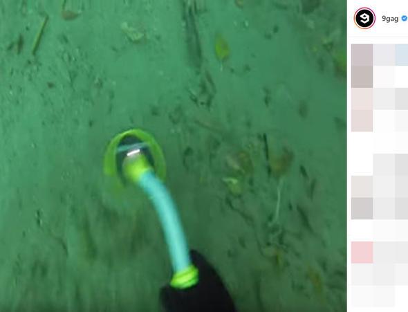 Kulland dedektrle gzleriyle gremedii metalleri bir bir fark ediyor.