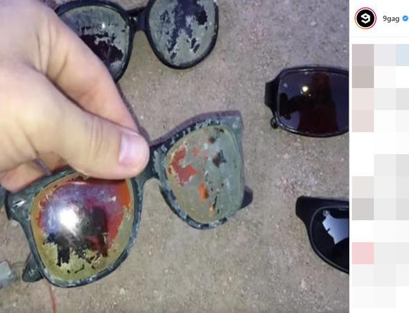 Toplad ne varsa nne tek tek koyuyor.