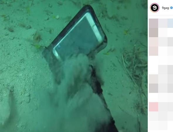 Biraz daha dikkatlice baknca... Evet bir telefon!