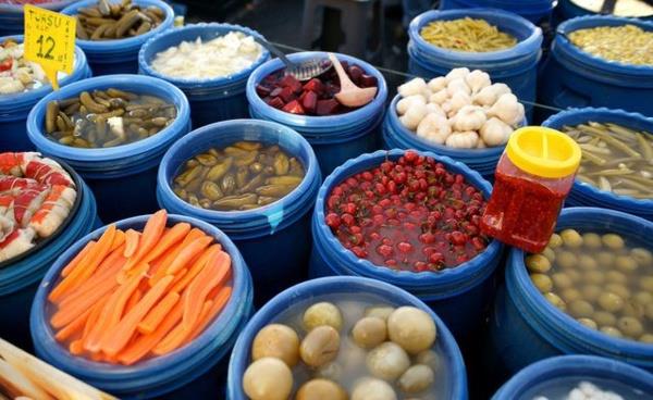 Son zamanlarda turunun bir tr salk deposu gibi tantldn belirten Dyt Emre Uzun, "Eki, tuzlu salatalk ve lahana turusunun zayflamak isteyenler, eker hastalar iin yararl olduu, kanseri nledii hatta iindeki probiyotikler nedeniyle bol bol turu tketmek gerektii syleniyor. Ancak turu, tuz olmadan hazrlanamaz. Turu suyu da yle... Turudaki sodyum, yani tuz da mide kanserine yol aabilir" dedi.