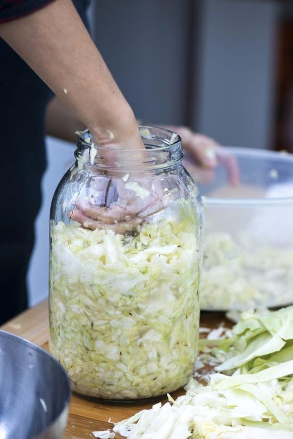 Turu, salk iin yararl m?<br>    Diyetisyen Emre Uzun, turunun eer maya ile hazrlanyorsa ve fermentasyon varsa salk iin yararl olduunu vurgulayarak, "nk ancak mayal turuda salkl bakterilerin varlndan, bu bakterilerin meyve sebzelerdeki doal ekeri zmesinden, probiyotiklerden sz edilebilir. Tuz iinde bekletilmi turuda maya yoksa sala zararldr. Ancak ne olursa olsun, turu dediimiz ey bir yan gdadr, temel besin maddesi deildir. Evet, yararlar da var ama turuyu diyet iin, antioksidan zellii iin, probiyotikleri iin srekli; haftada yedi gn tketmek vcuda yarar deil zarar verir. ki orta boy kornion turusundan gnlk ihtiyacnz olan tuz miktarnn yardan fazlasn alm olursunuz. Bu sizi en iyi ihtimalle yksek tansiyon hastas, brek hastas ve en kt ihtimalle de mide kanseri yapar" uyarsnda bulundu.