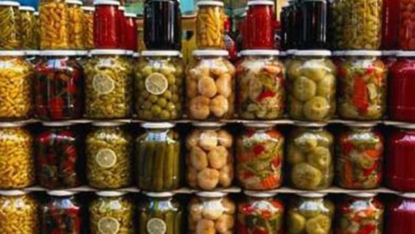 Ar tuz tketmek, kansere yakalanma riskini drt kat artrr. Zaten son 10 ylda Trkiye'deki mide ve barsak kanseri vakalarnda art yaanrken, kim hangi turuyu yiyor, salkl m salksz m bilmeden, iindeki tuz orann takip etmeden, standard bile olmayan turuyu yiyin iin diye topluma dayatrsanz, insanlar sadece hasta edersiniz. Dnya Salk rgt WHO, 2011 ylnda bir liste yaynlad ve turuya da 'kansere sebep olabilen gdalar' arasnda yer verdi. Bunu da unutmamak gerek