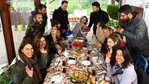 ekimleri Mula'da yaplan ve 1 Haziran'da sezon finali yapacak olan Kalk Gidelim dizisinin gece yars yaplan ekimlerinde byk bir olay yaand. Dizinin kameramanlarndan biri ile ayn sette ses ekibinden bir personel arasnda kan kavgaya polis mdahale etti.