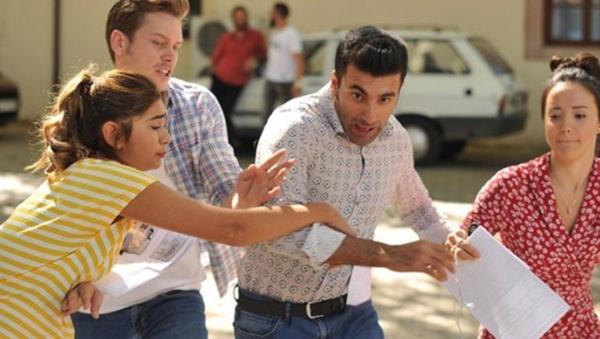 Bilinmeyen nedenle kan kavgann ardndan kameraman, ses ekibinden alan eleman baklad. Yaralanan ses alannn da kameramann da iine son verildii bilgisi var.