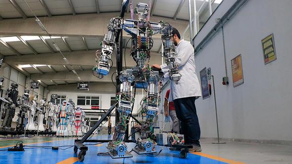 Robot Koordinatrl:Gelecekte hayatmzn byk bir ksmn kaplayacak gibi gzken robotlarn hayatmza yeni meslekler de dahil edecei ngrlyor.