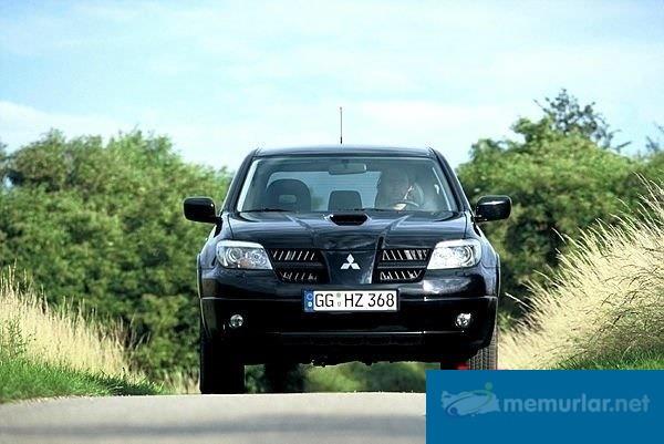 Mitsubishi Outlander    Outlander'n satlarna gelirsek, %23' dizel, %77'yi ise hibrit modeli oluturuyor. Outlander'n eski dizel motorunu 2.0 litrelik benzinli bir seenekle deitirmek iin harika bir zamanlama. Zaten Mitsubishini'nin bir szcs de dizel modellerin satlarnn dtn de belirtti.