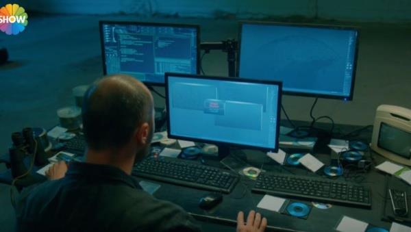 Alio'nun eski bir asker olduunu biliyoruz. Yaad bir olaydan sonra tramva ve yznden bu hale geldii tahmin ediyoruz! Peki Alio'nun peindekiler kim? Srf Alio'yu bulmak iin kurulu sistem bize peindekiler istihbarat veya ordudan olduunu tahmin ediyoruz