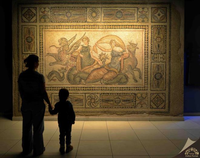 Mozaiklerin en grkemlilerinin kefedildii Poseidon ve Euphrates Villalar'nn tm duvarlar ve hatta tabanlarnn dahi mozaik ve fresklerle sslenmi olmas kentin zenginliinin kantlardr.