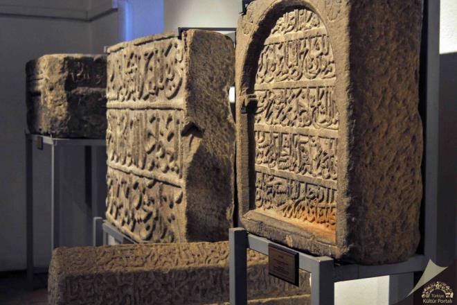 Mzede Hz. Mevlna ve Mevlevlie ait eserler ile el yazmas kitaplar, levhalar, kandiller ve msk letleri sergilenmektedir.    Mzede bulunan ihtisas ktphanesi 1854 ylnda Postniin Mehmed Sad Hemdem elebi tarafndan kurulmutur.  <br>  Mevlana Mzesi ziyaret saatleri    K dnemi: 09:00 - 16:45    Yaz dnemi: 09:00 - 19:00