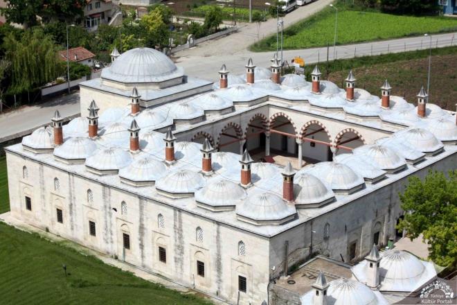 ok etkileyici bir grnm olan klliye kkl bykl yze yakn kubbeyle rtldr. Ayrca, klliyenin gz tedavisi iin de yine nemli bir merkez olduu anlatlmaktadr.