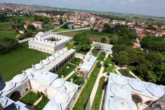 kinci Bayezid Klliyesi Salk Mzesi &#8211; Edirne  <br>  Tunca Nehri kysnda bulunan Klliye Edirne&#8217;nin en nemli yaptlarndandr. Cami, tp medresesi, imaret, darifa, hamam, mutfak, erzak depolar ve br blmleriyle geni bir alana yaylmtr. 2'nci Bayezid'in 1484-1488'de yaptrd klliyenin mimar Hayreddin'dir.