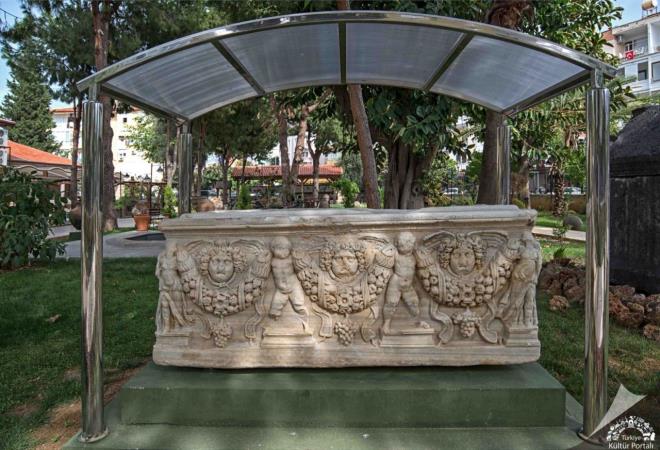 Alanya Arkeoloji Mzesi&#8217;nde Arkaik, Klasik, Helenistik, Roma, Bizans dnemine ait bronz, mermer, pimi toprak, cam ve mozaik buluntularla zengin kl kutular ve sikke koleksiyonu bulunmaktadr.  <br>  Alanya Arkeoloji Mzesi Ziyaret Saatleri  <br>  Yaz Dnemi: 08:30 - 19:30 (15 Nsan - 2 Ekim)    K Dnemi: 08:30 - 17:30 (3 Ekim - 14 Nsan)