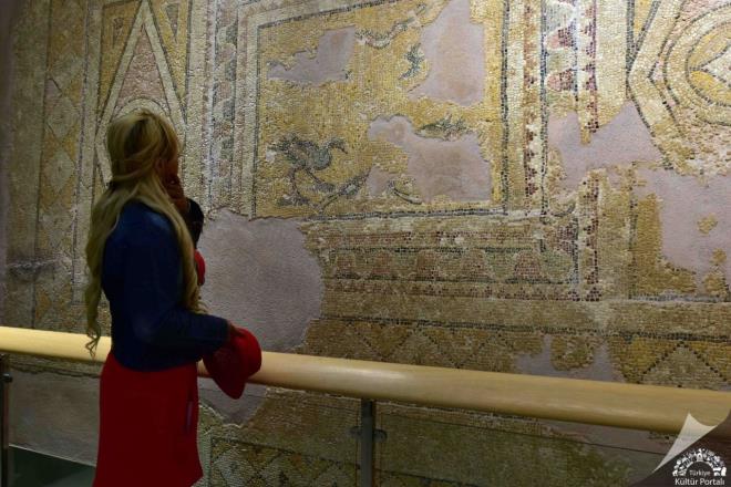 Antiokheia kkenli birok eser bugn Hatay Arkeoloji Mzesi&#8217; nin yan sra Princeton Universitesi Sanat Mzesi (ABD), Worcester Mzesi (ABD), Louvre (Fransa) gibi mzelerde saklanmakta veya sergilenmektedir.  <br>  Hatay Arkeoloji Mzesi Ziyaret Saatleri     Yaz Dnemi: 08:30 - 18:30 (1 Nisan - 31 Ekim)    K Dnemi: 08:30 - 16:30 (2 Ekim - 14 Nisan)